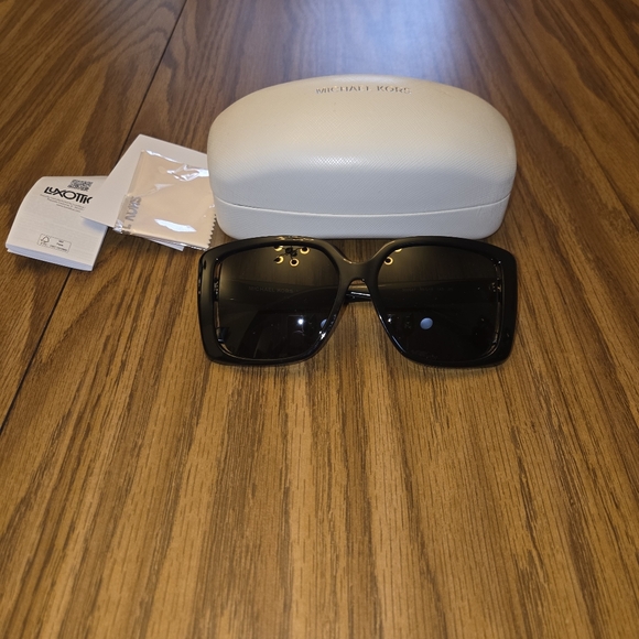 New Michael Kors Black Sunglasses - Picture 2 of 5